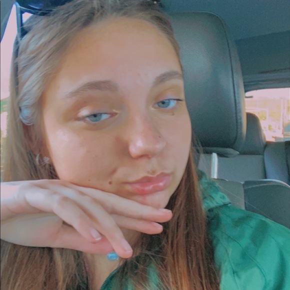 Profile Picture of Taylor Mackinnon (@taylormackin541) on Poshmark