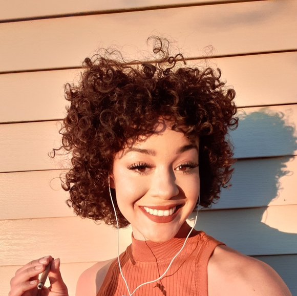 Profile Picture of Clarice Henderson (@clarice_duh) on Poshmark