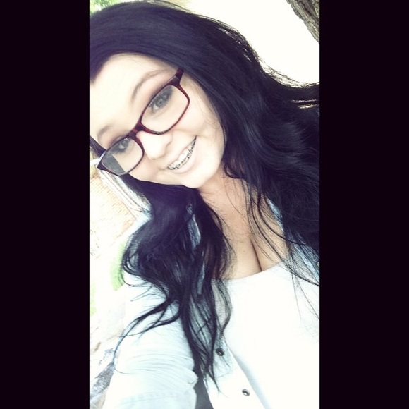 Profile Picture of Larissa Wallace (@larissawallace) on Poshmark