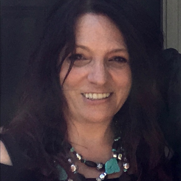 Profile Picture of Deirdre Yoesting (@deeyoesting) on Poshmark