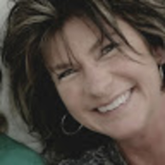 Profile Picture of Melissa Ballay (@melissaballay) on Poshmark