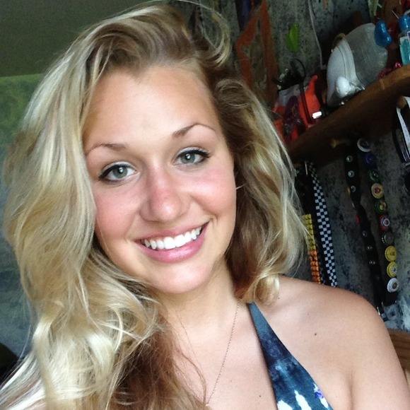 Profile Picture of Danielle Gornick (@dgornick) on Poshmark