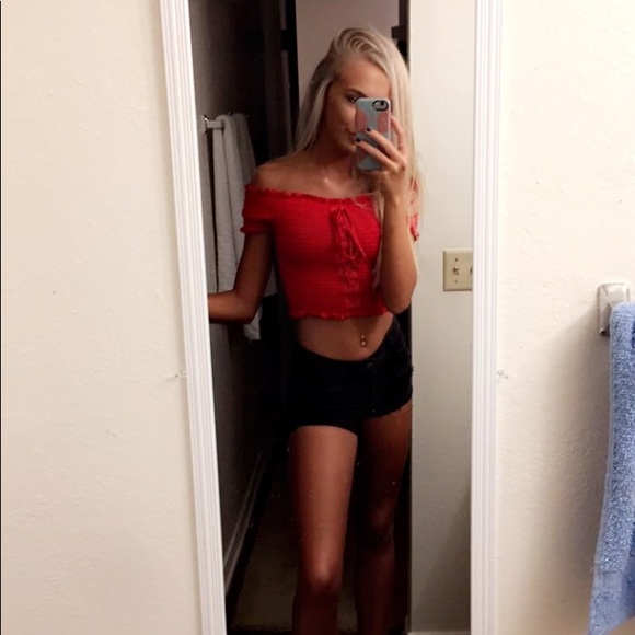Profile Picture of Morgan Wicker (@xmorganalexisx) on Poshmark