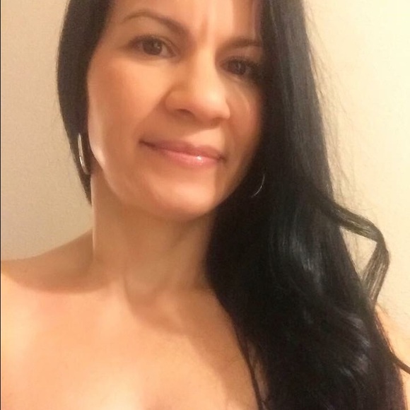 Profile Picture of Iris Barreiro (@joanna_iris) on Poshmark