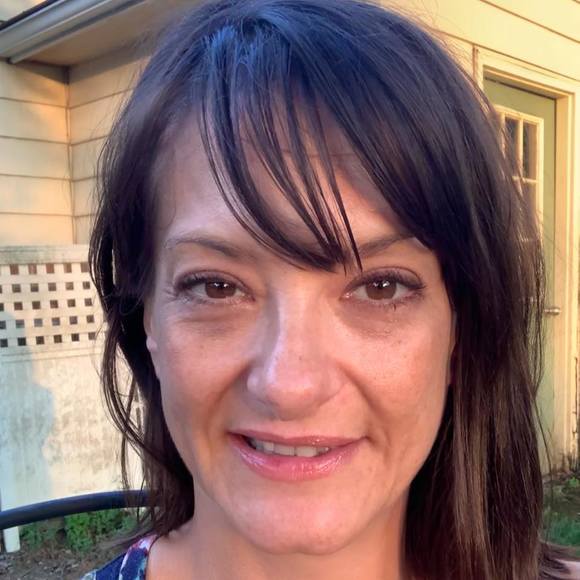 Profile Picture of Amy Hahn (@jelumom2) on Poshmark