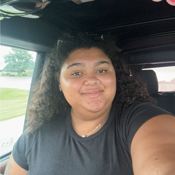 Profile Picture of Kaylia Wirfs (@kayliawirfs) on Poshmark