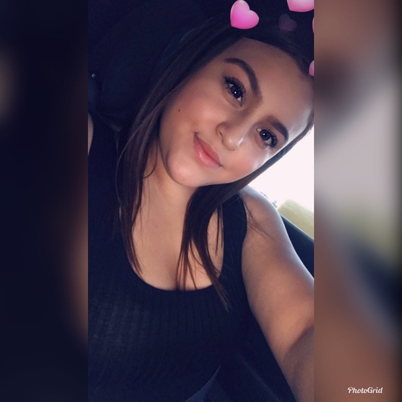 Profile Picture of Daniela Zamarron (@zaam_danii) on Poshmark