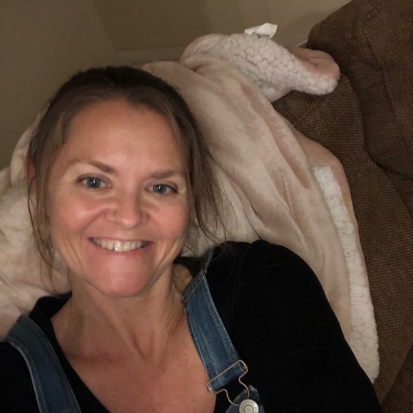 Profile Picture of Jennine Ansbach (@jennineansbach) on Poshmark