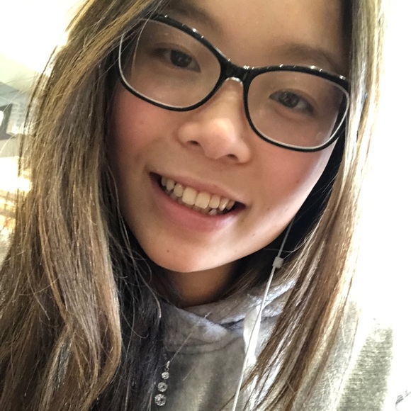 Profile Picture of Jiejie jie Bennett (@jjbennett256) on Poshmark