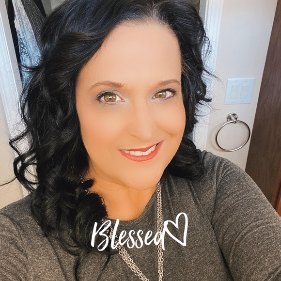 Profile Picture of Hollie Forecki (@hollyforecki) on Poshmark