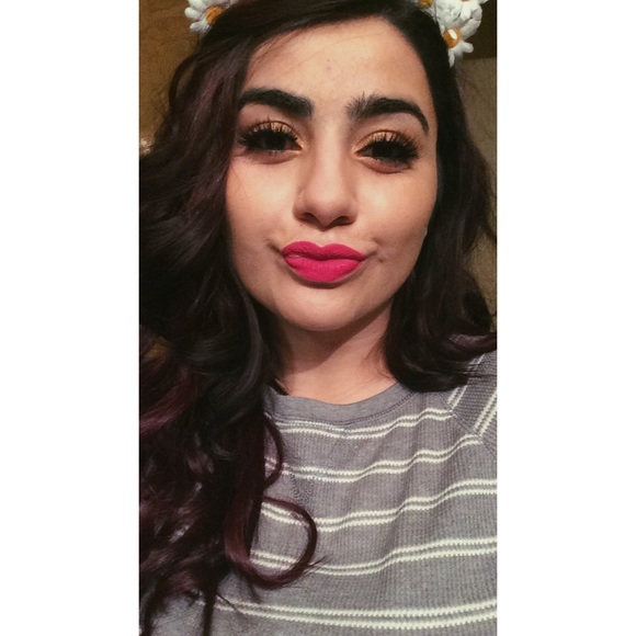 Profile Picture of Nikki Brewart (@nikkibrewart) on Poshmark