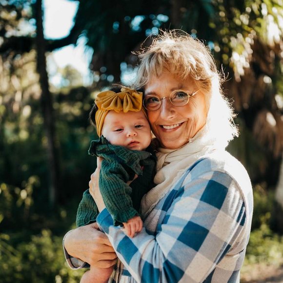 Profile Picture of Paula Weeks (@leolady5849) on Poshmark