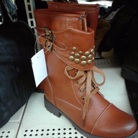 Profile Picture of Christi Cheeley (@cheeleyc) on Poshmark