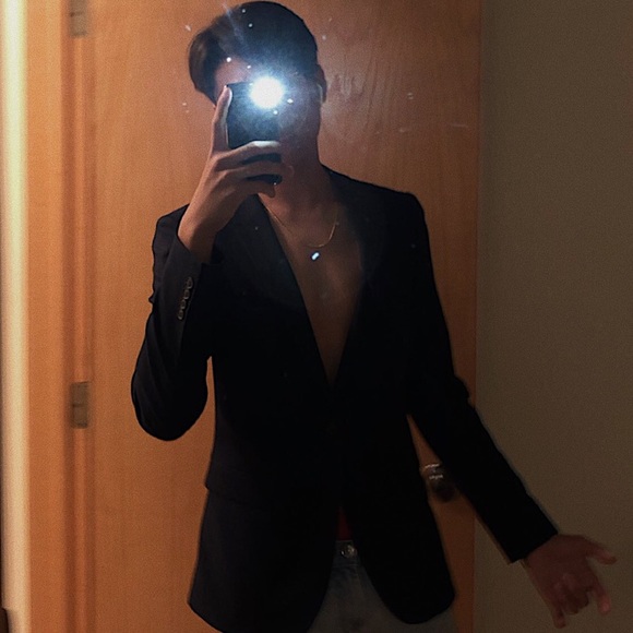 Profile Picture of Alvion Keomanyvong (@alvion2019) on Poshmark