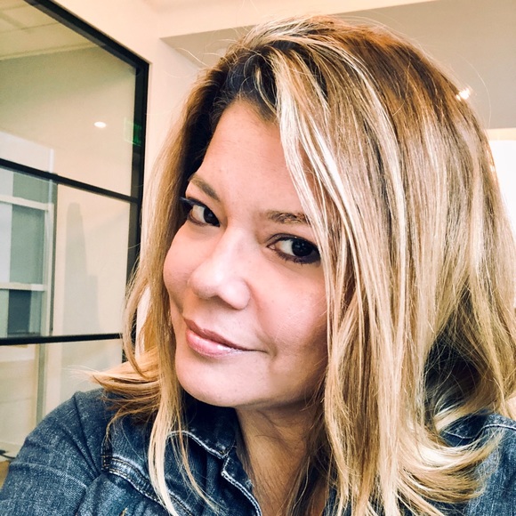 Profile Picture of Lisa Cisneroz (@lisa_cisneroz) on Poshmark