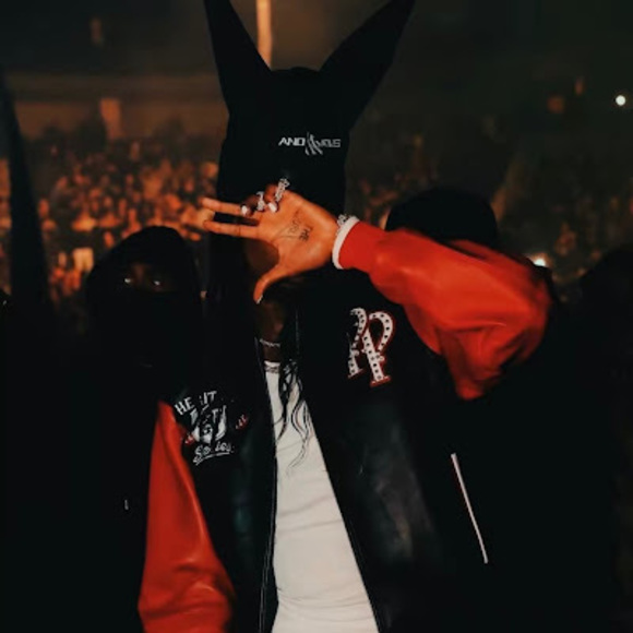 Profile Picture of Alex Varona (@alexvarona433) on Poshmark