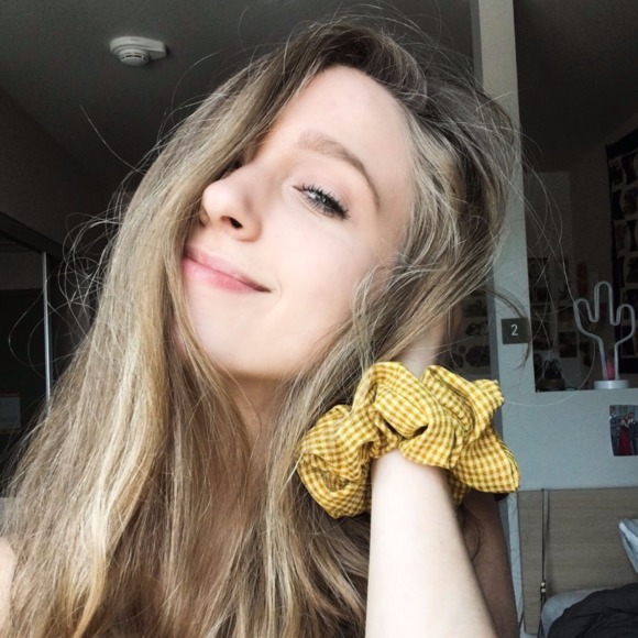 Julia Bruski - Poshmark Profile Picture of Julia Bruski (@juliabruski) on Poshmark