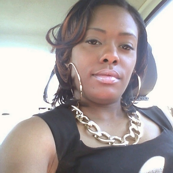 Profile Picture of Adriann Kemp (@allykemp30) on Poshmark