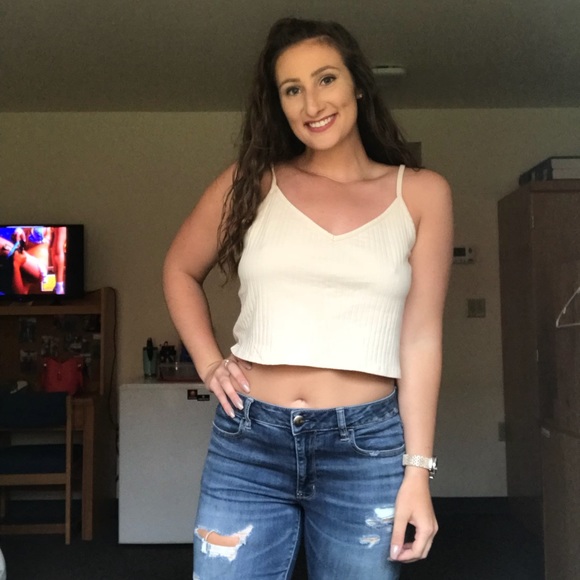 Profile Picture of Lindsey Schoenbeck (@linzyschoenbeck) on Poshmark