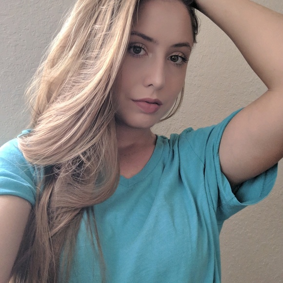 Profile Picture of Tara Melton (@taramelt) on Poshmark