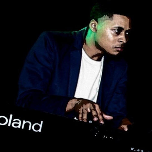 Andy Torian - Poshmark Profile Picture of Andy Torian (@andytorian) on Poshmark