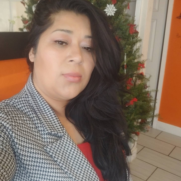 Profile Picture of Iris Mena (@irismena) on Poshmark