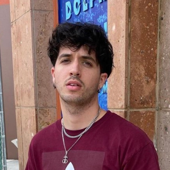 Profile Picture of Alejandro Oliveros (@alejandrooli297) on Poshmark
