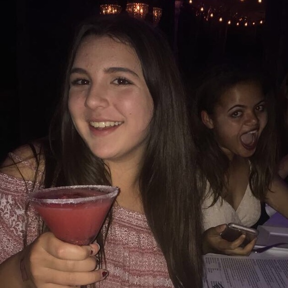 Profile Picture of Julia Thau (@juliat1025) on Poshmark