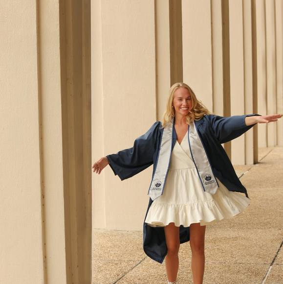 Profile Picture of Emily Bagwill (@embagcloset) on Poshmark