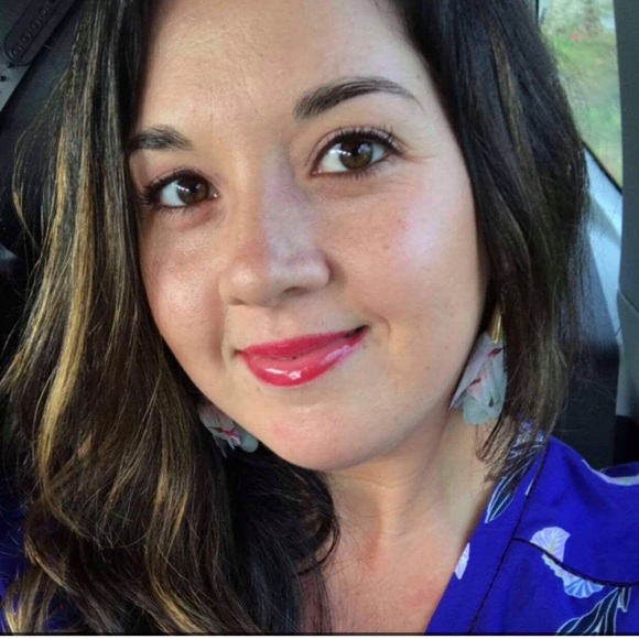 Profile Picture of Andrea Simcheck (@andreasimcheck) on Poshmark