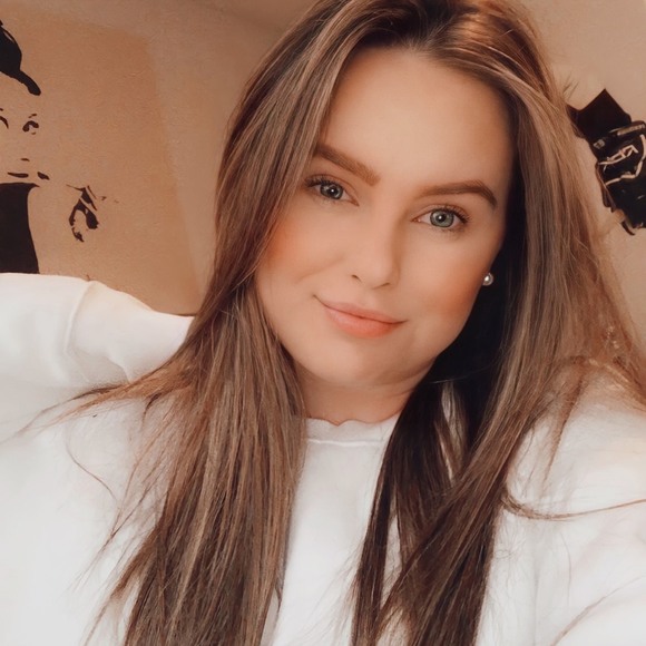 Profile Picture of Chantel Valliere (@chantelvalliere) on Poshmark