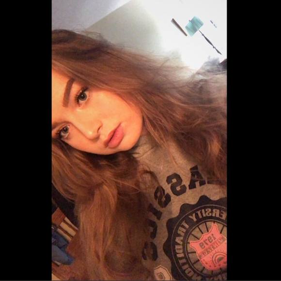 Profile Picture of Miranda Stapleton (@miranda32013) on Poshmark