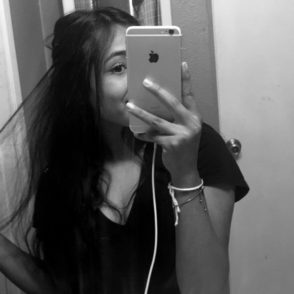 Profile Picture of Emily Alvarez (@emilyalvarezzz) on Poshmark