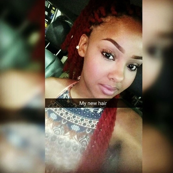 Profile Picture of Leaness Feaster (@leaness) on Poshmark