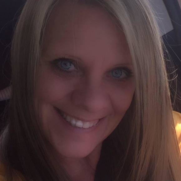 Profile Picture of Sarah Cearley (@sarah_cearley) on Poshmark