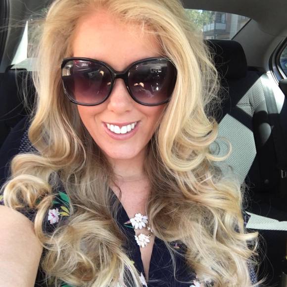 Profile Picture of Danielle Catherine (@deebossert) on Poshmark