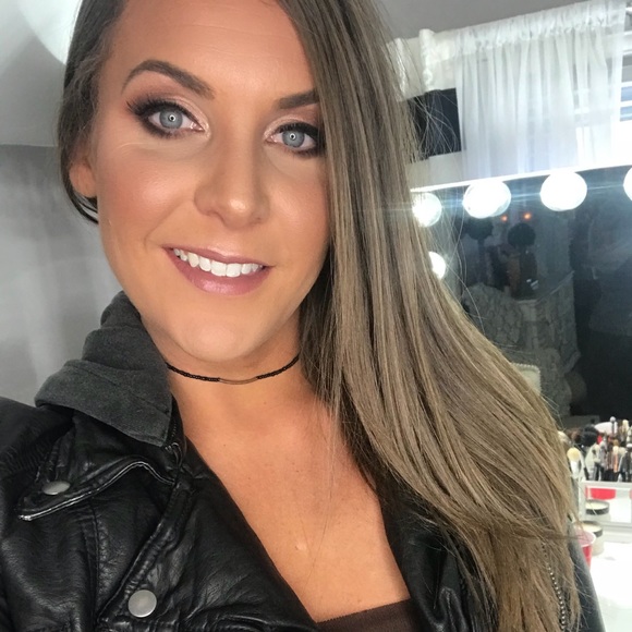 Profile Picture of Kate Morefield (@katetoby) on Poshmark