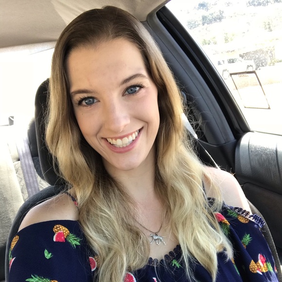 Profile Picture of Anna Bartelt (@annalivinglife) on Poshmark