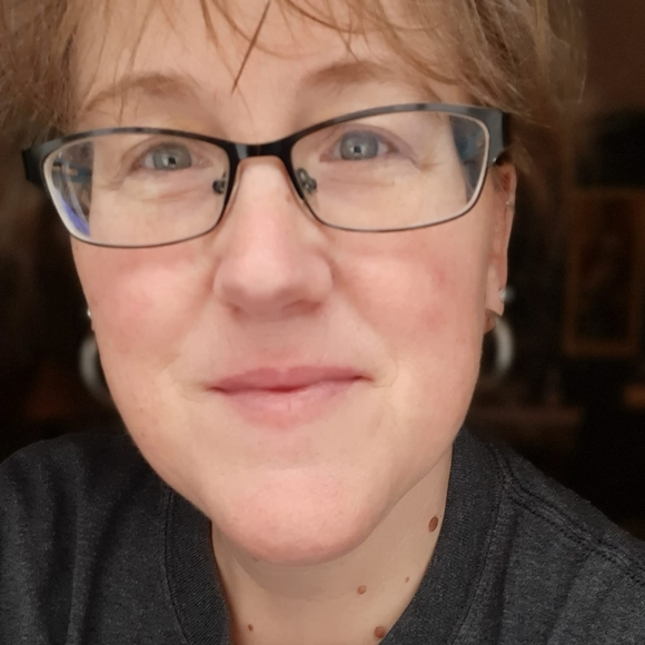 Profile Picture of Laurie Tomascik (@ljtomascik) on Poshmark