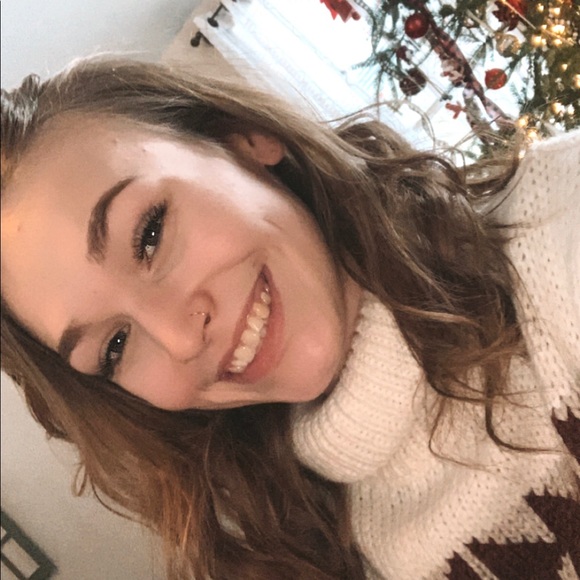 Profile Picture of Haley Dutton (@haley_dutton323) on Poshmark