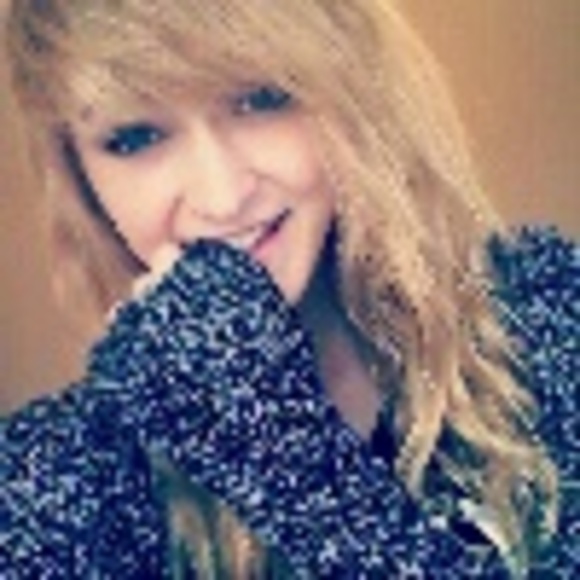 Profile Picture of Samantha Goffinet (@sami011997) on Poshmark