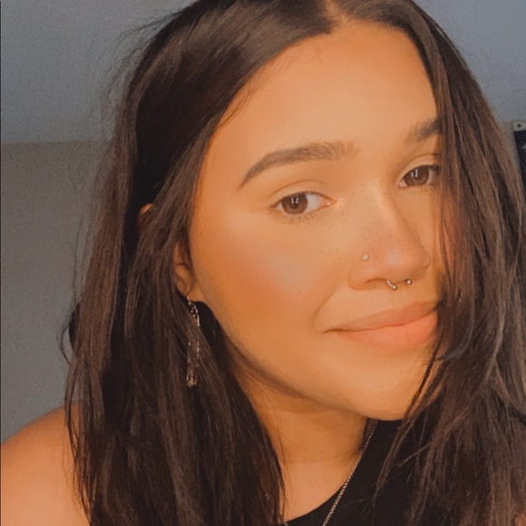 Profile Picture of Melanie Duperet (@melanie_duperet) on Poshmark