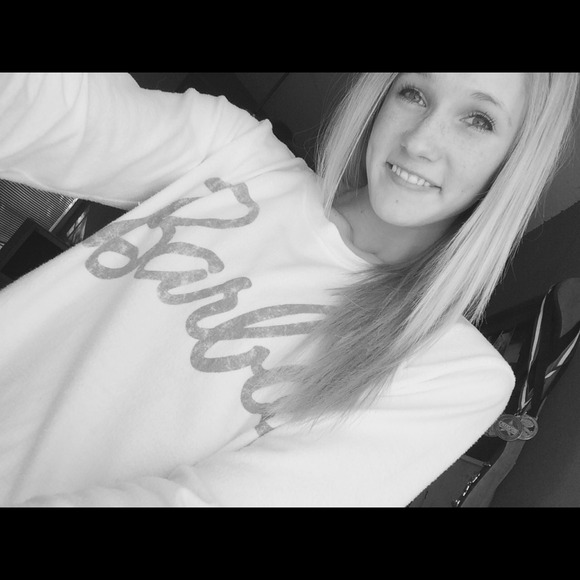 Profile Picture of Rylie Janway (@ryliejanway) on Poshmark