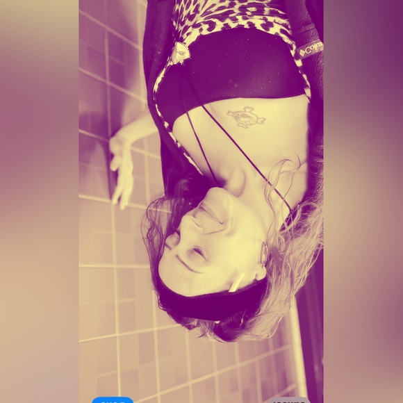 Profile Picture of Neighborly Neighbors (@empressredx143) on Poshmark