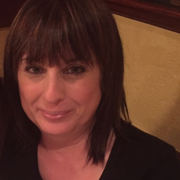 Profile Picture of Donna Ariniello (@donnagemma) on Poshmark