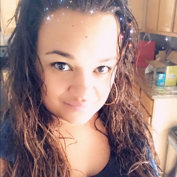 Profile Picture of Melissa Cruz (@mlc41890) on Poshmark