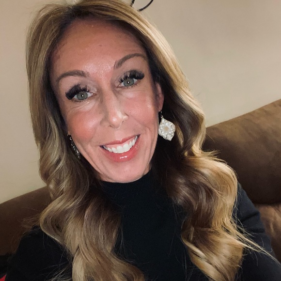 Profile Picture of Renee Johnson gish (@reenaa1973) on Poshmark