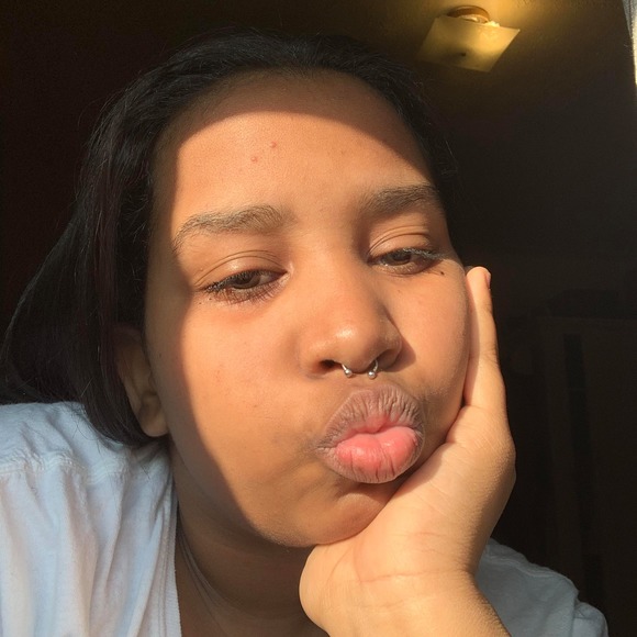 Profile Picture of Michell González (@michelleg123876) on Poshmark