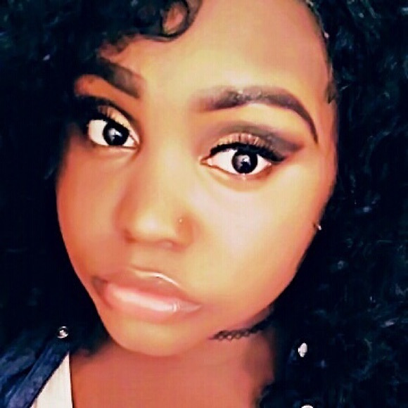 Profile Picture of Amber Hearn (@amberhearn) on Poshmark