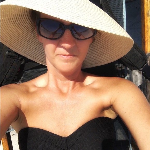 Profile Picture of Danielle Gaerte (@daniellegaerte) on Poshmark